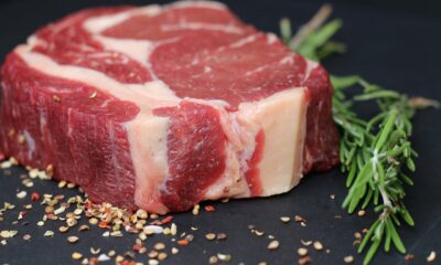 Cómo manipular la carne con seguridad en el sector gastronómico